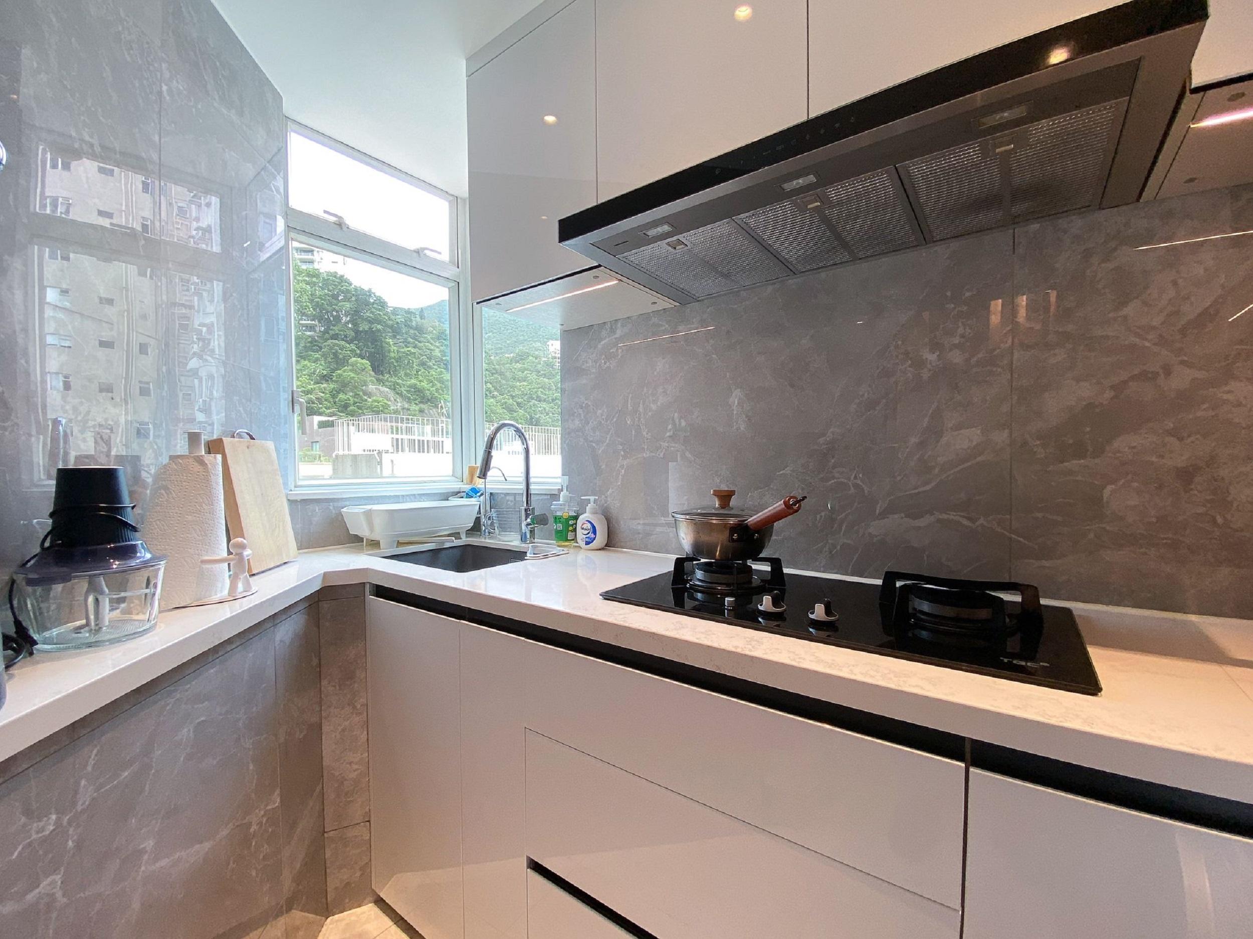 廚房設有大窗,翠綠望山景,光猛又通爽。