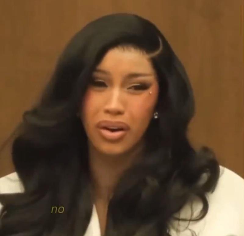 Cardi B審訊表情爆紅獲勝訴 庭外掟筆怒罵記者
