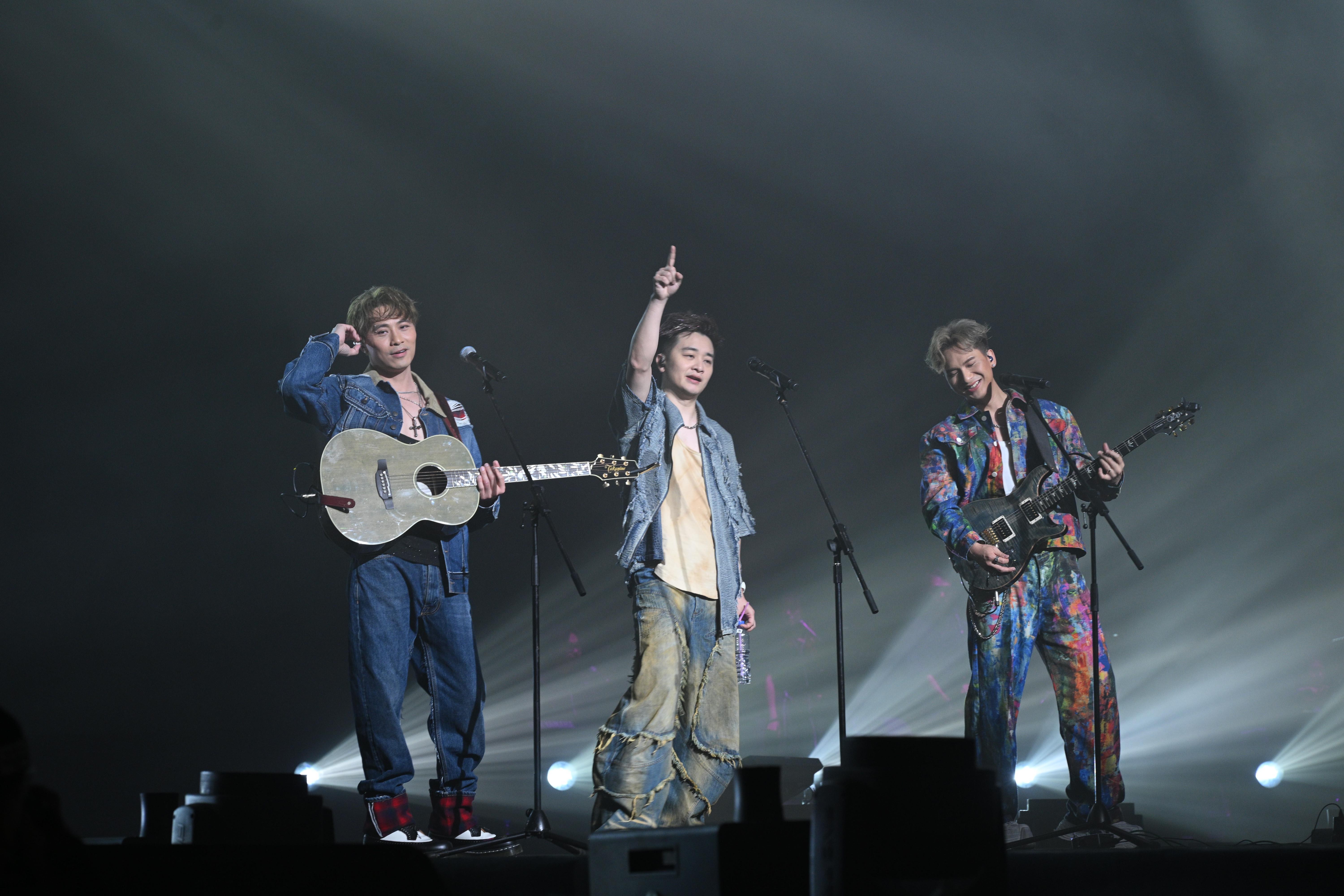 黃劍文、譚輝智與周吉佩組成限定樂隊,狂唱《到此為止》、《長相廝守》。