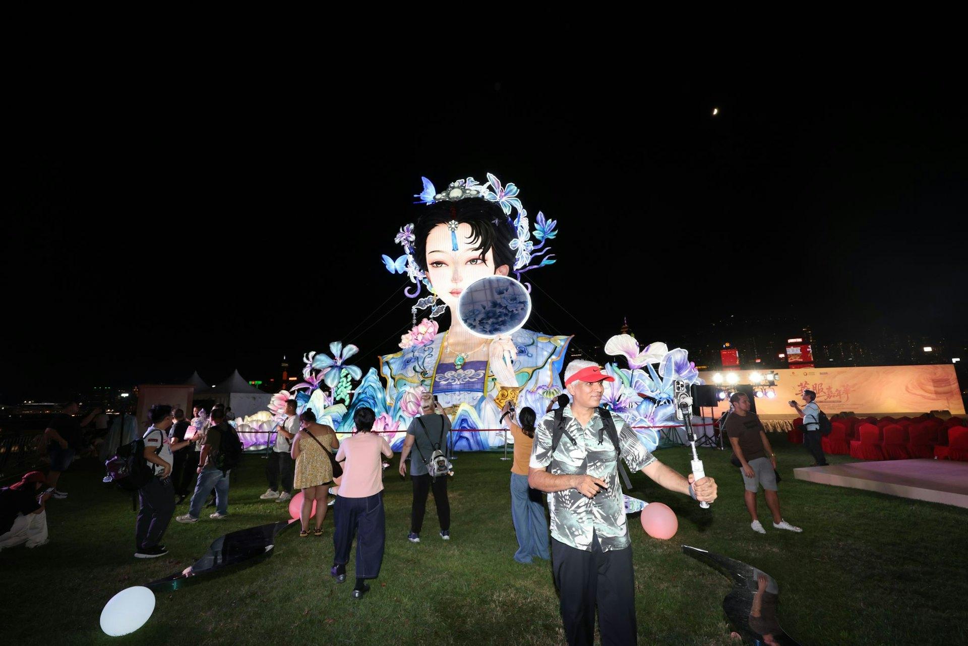 西九舉行「迎國慶 ‧ 華服嘉年華」,不過巨型主燈「紫霞仙子」被指似「紙紮公仔」。(圖片來源:官方圖片)