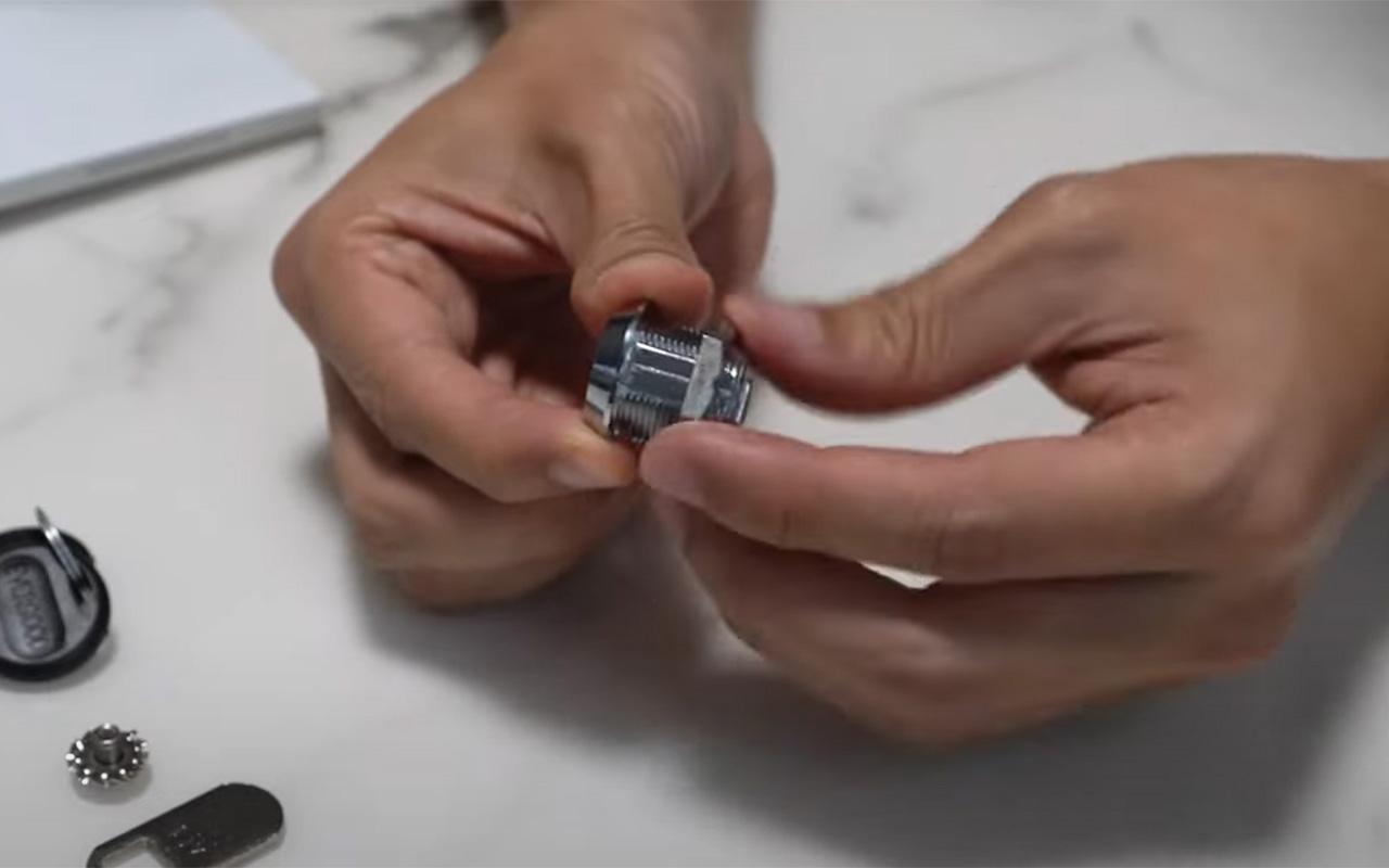 你可能會直接問如何將信箱鎖安裝在抽屜上呢?簡單4個步驟就能夠做到