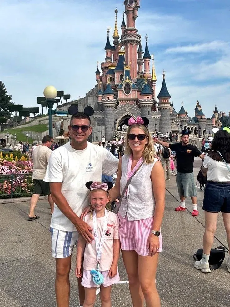環遊世界|37歲女子海莉和45歲的丈夫路易斯一家到訪巴黎迪士尼樂園慶祝女兒生日