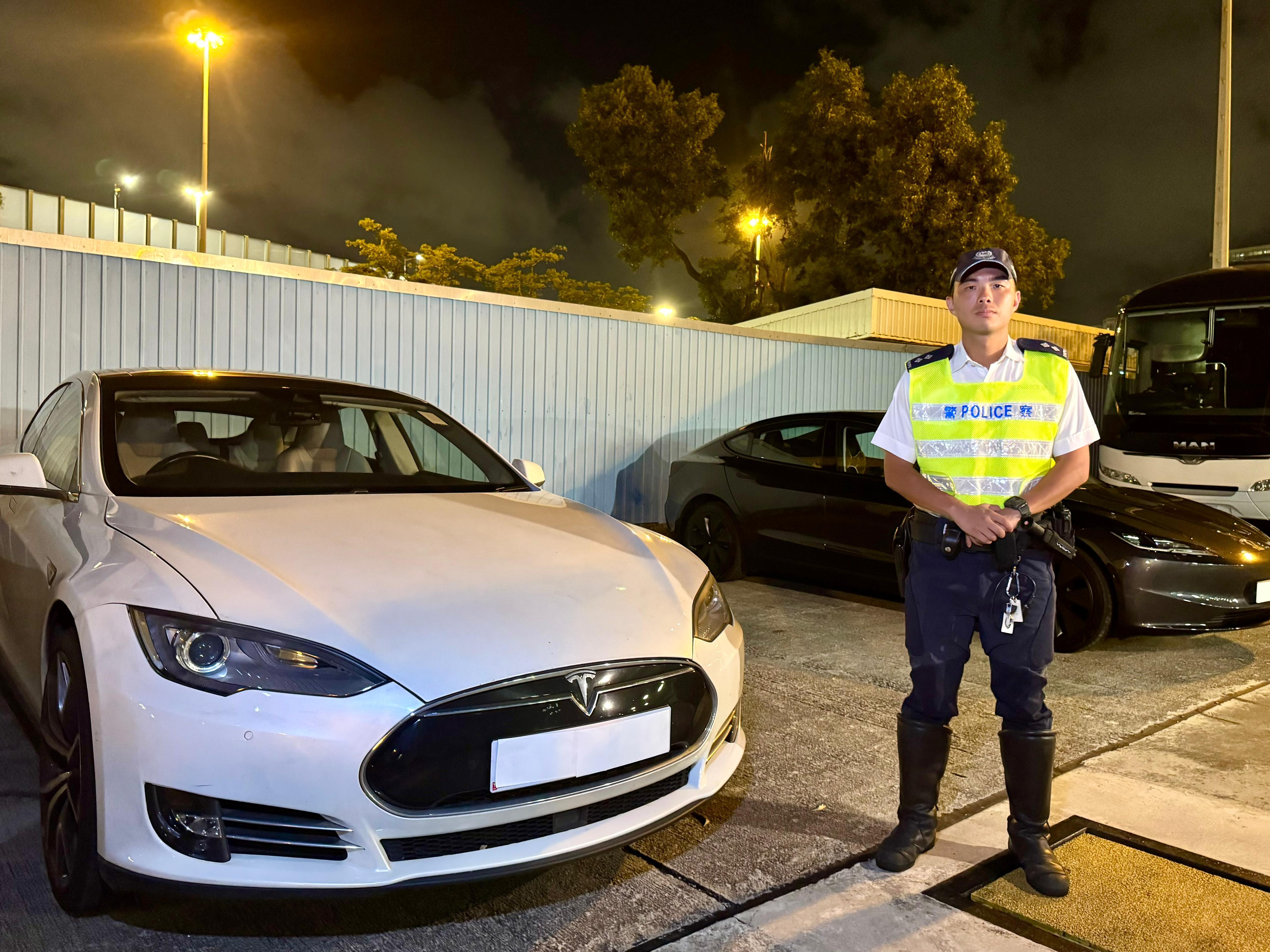 警方扣留2輛私家車。