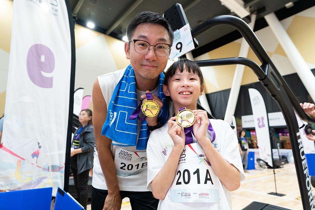 9歲的李知恩(右)是最年輕跑手之一,她與父親參與親子跑賽事。(大會提供)