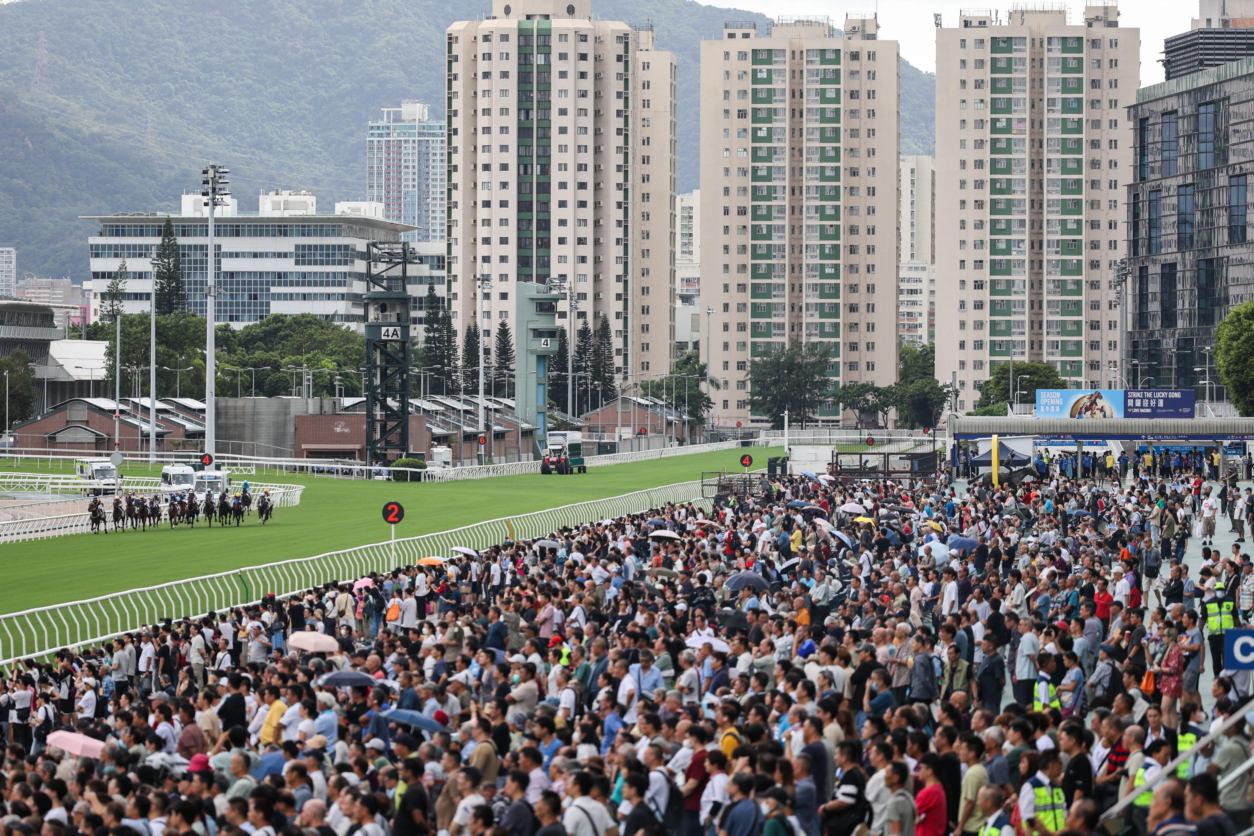 2025-26馬季開鑼日吸引大批馬迷及旅客入場觀賽,現場氣氛熱鬧