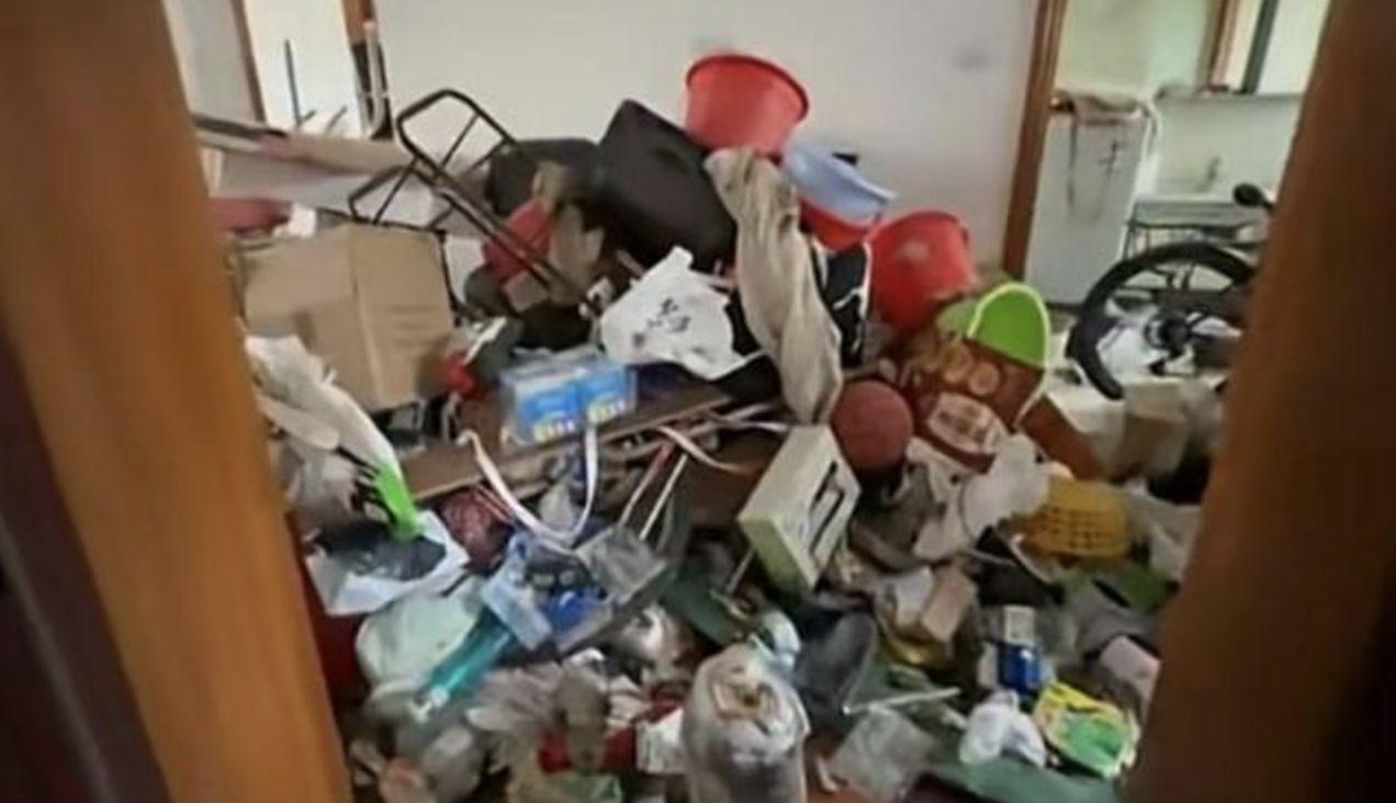 男子將垃圾堆積在樓道(圖/翻攝極目新聞)