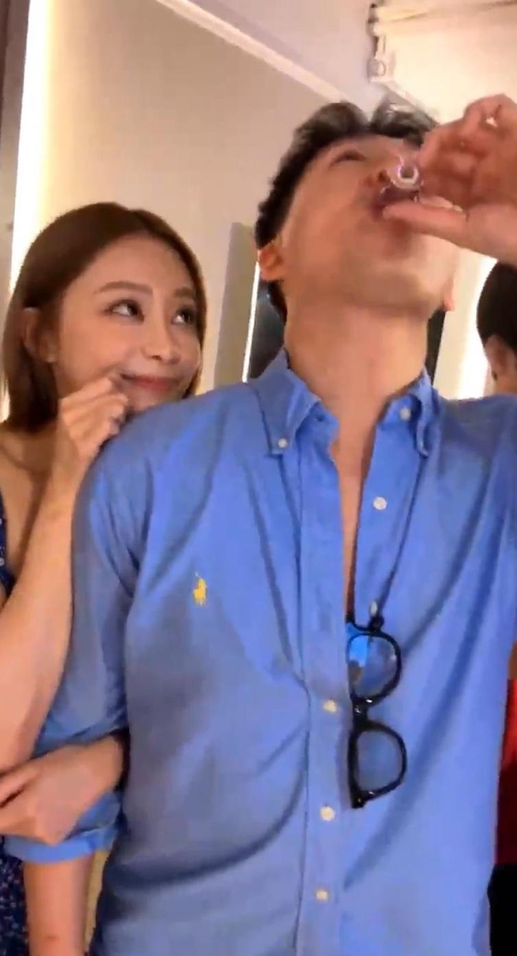 Sophie小鳥依人躲在GM後面,之後GM一杯清向大家講「多謝晒」。