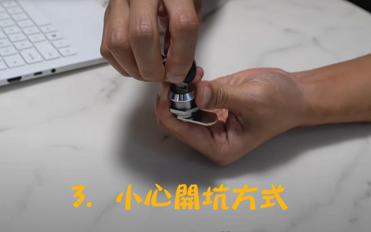 只要將鎖轉向上,將條坑向上,然後開坑。如果在櫃面板上開坑,可以用木工鑽咀,好好定位,然後再鑽穿它,等待鎖脷可以轉向上頂著櫃。