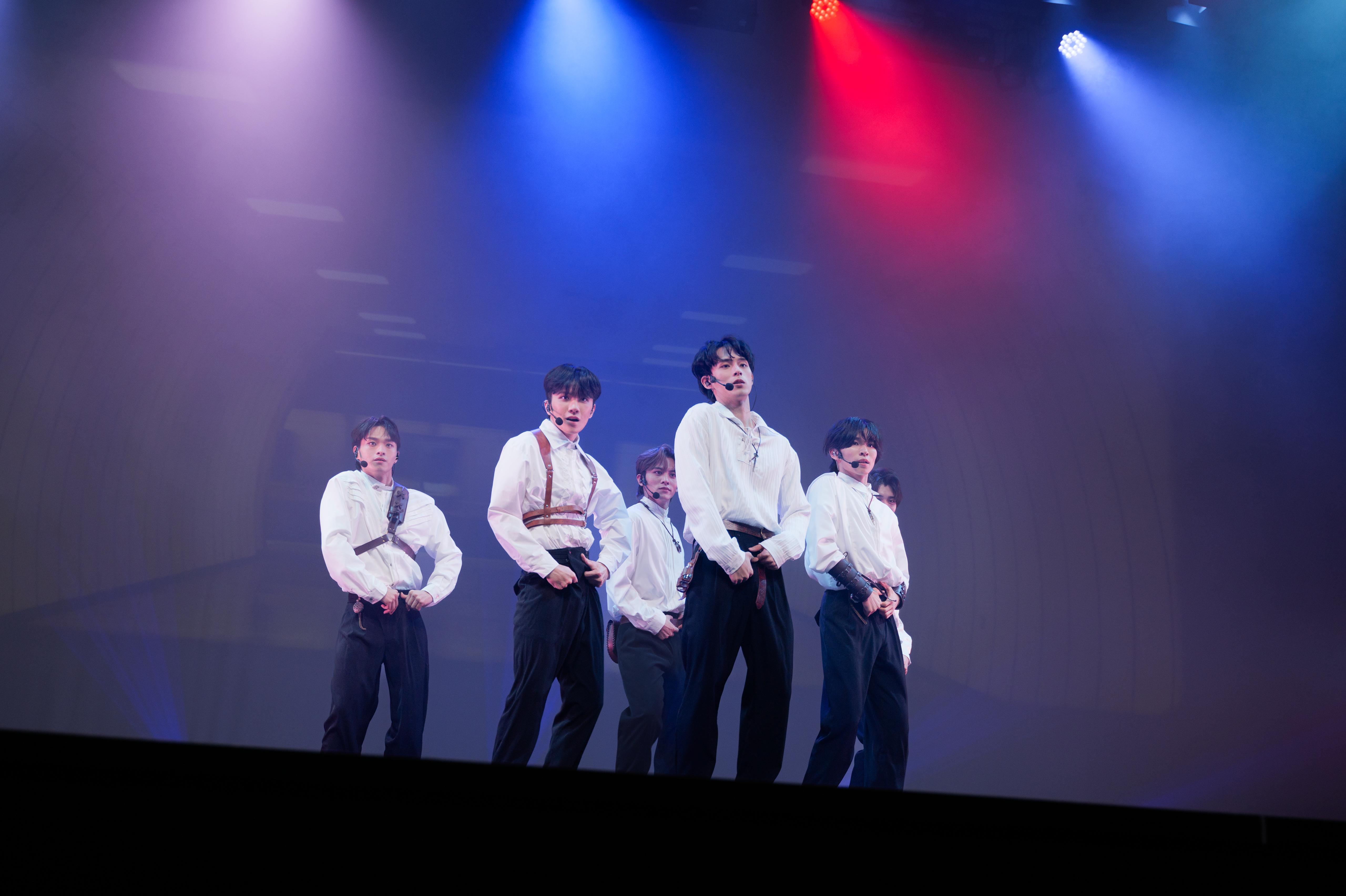 ALITZ以新歌《Zip Tie》的MV造型又跳又唱。