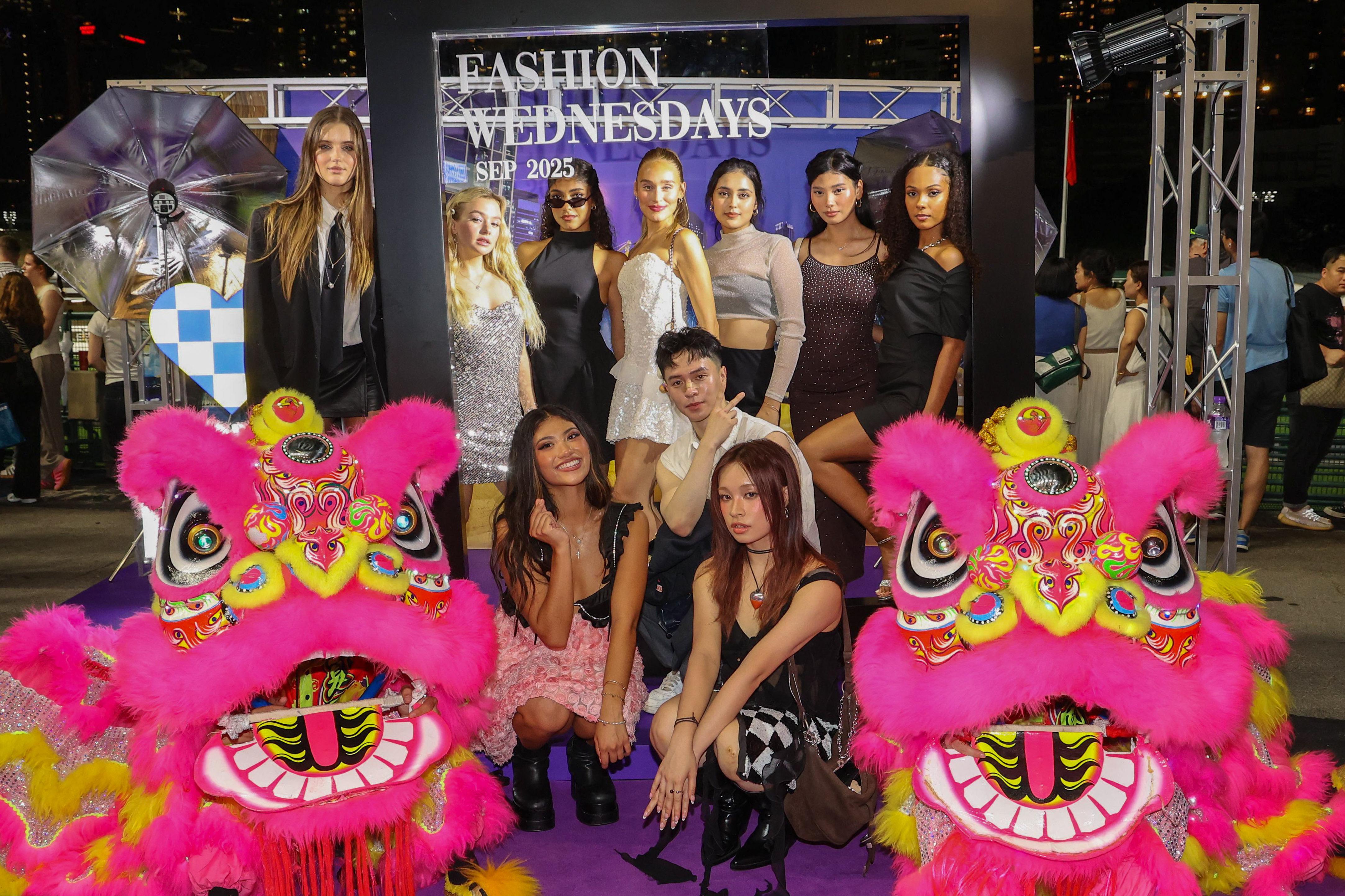 Now United成員對音樂表演搭配LED閃燈效果的傳統舞獅助慶感到興奮。