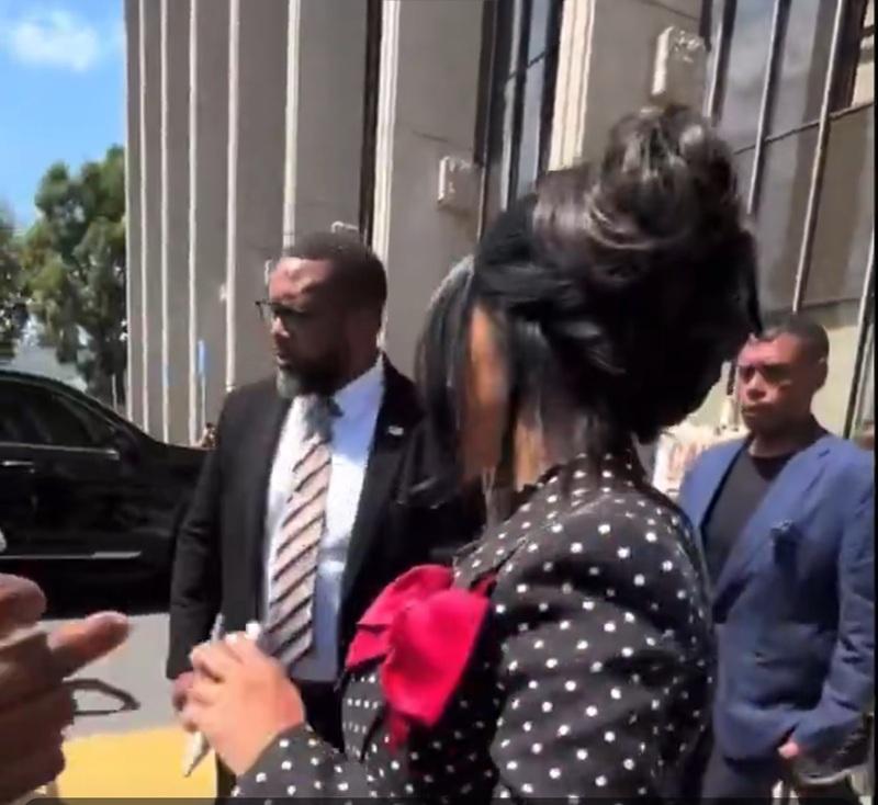 Cardi B審訊表情爆紅獲勝訴 庭外掟筆怒罵記者