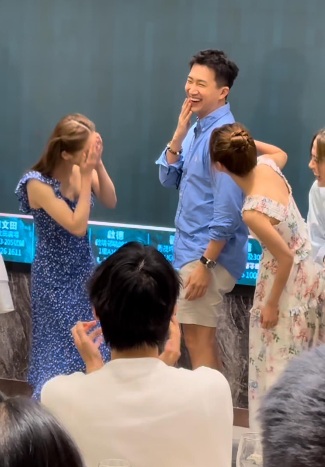 曾展望臨啜時被Sophie發現嘴角有菜。