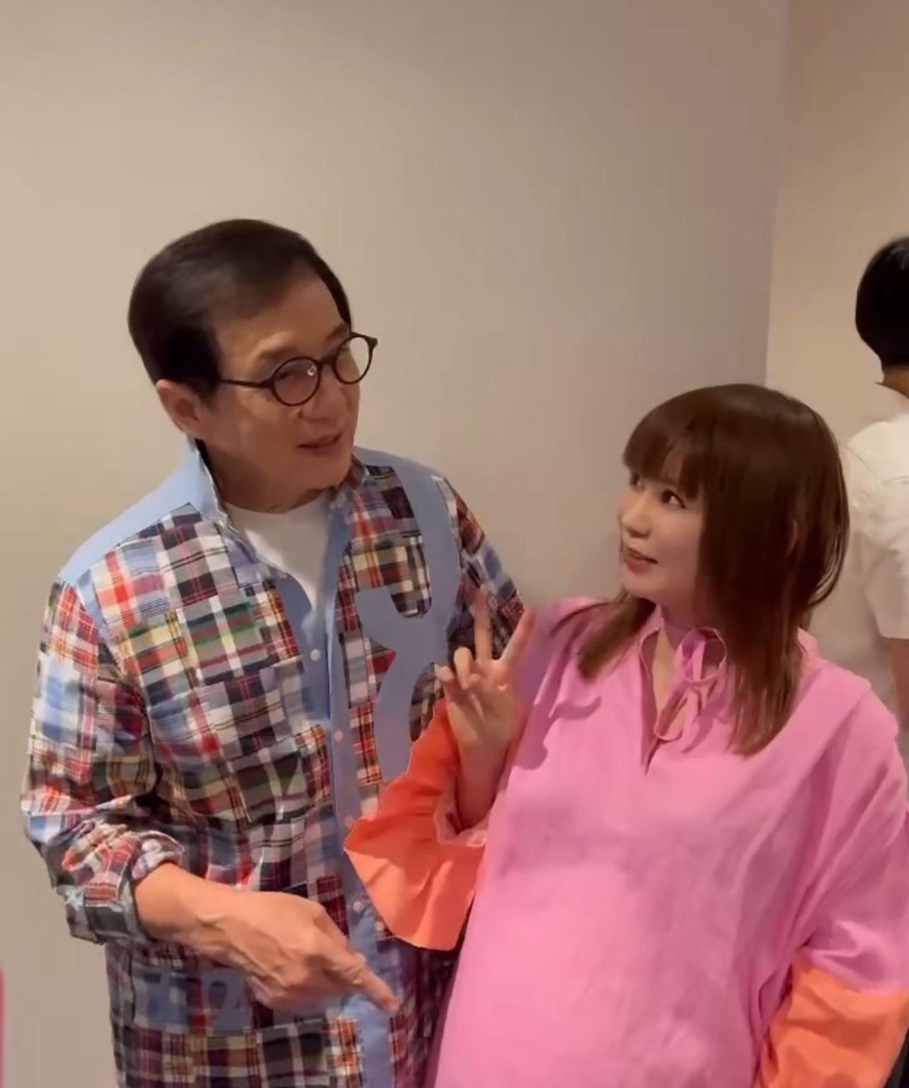 中川翔子被成龍模肚表現興奮。