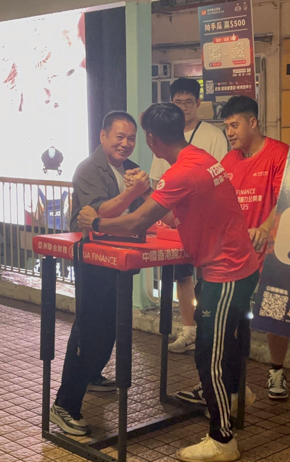 羅莽精神奕奕現身旺角拗手瓜。