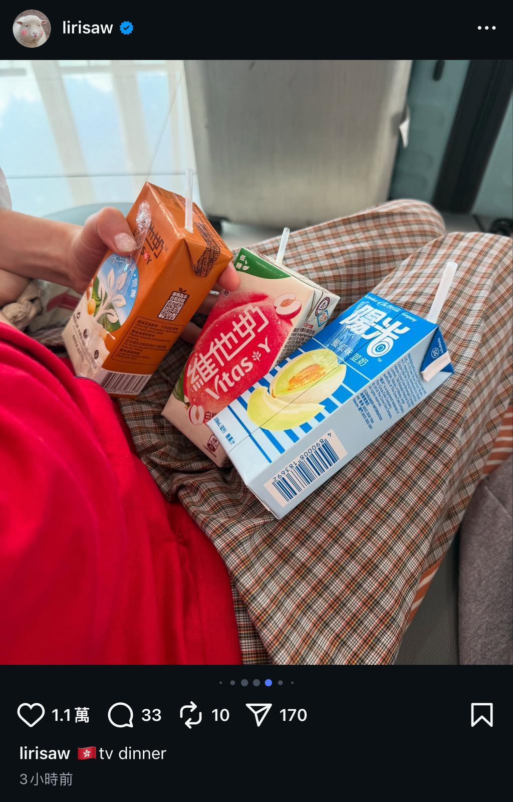 Iris Law試飲不同味道紙包飲品。