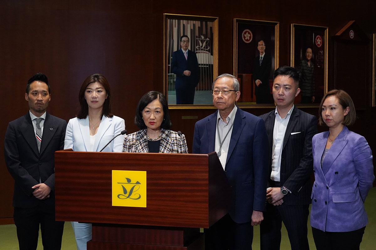 葉劉淑儀(左三)不點名指吳秋北應向特首解釋。(資料圖片)