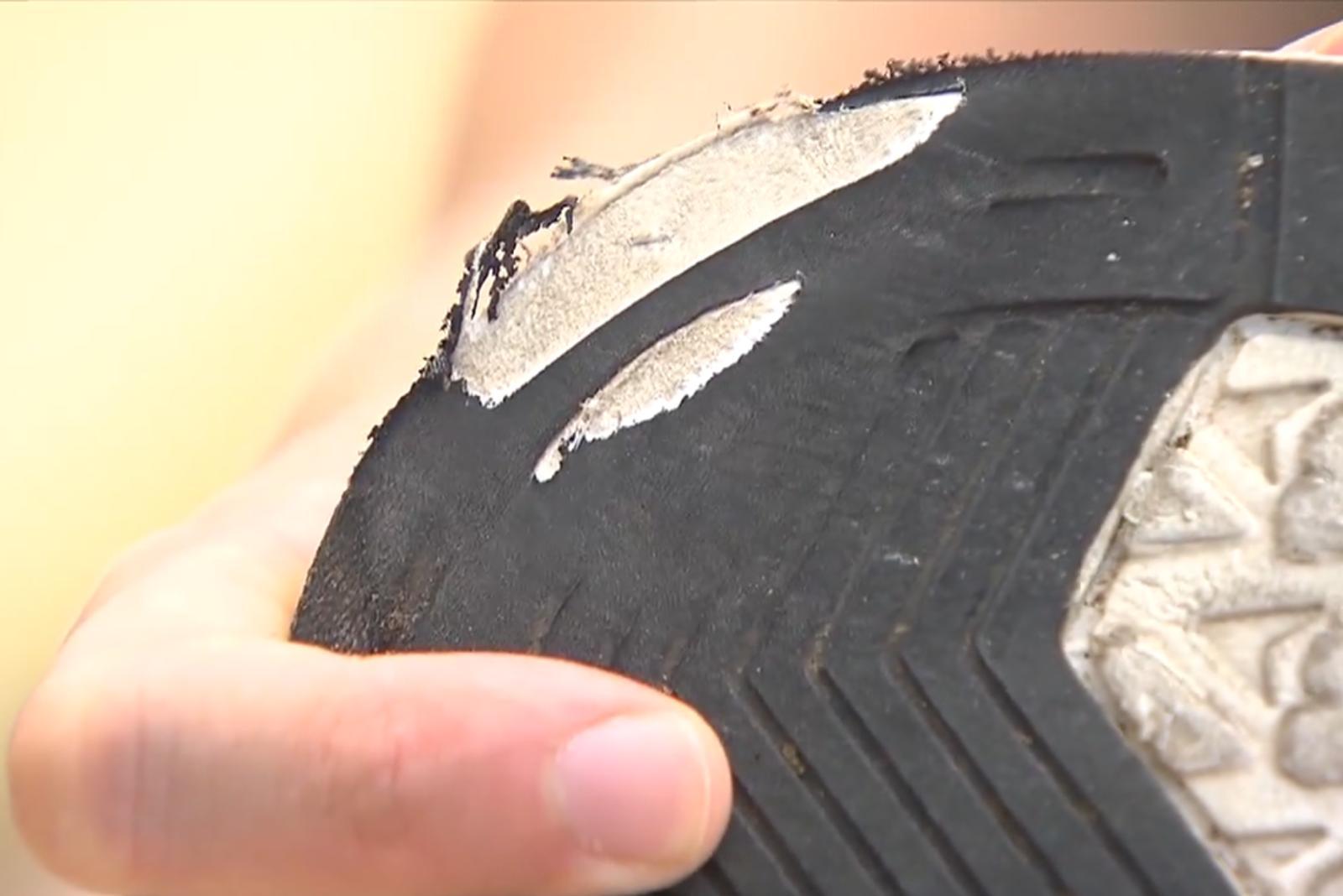 員工指只是穿了兩次,鞋底已出現磨蝕。(電視新聞截圖)