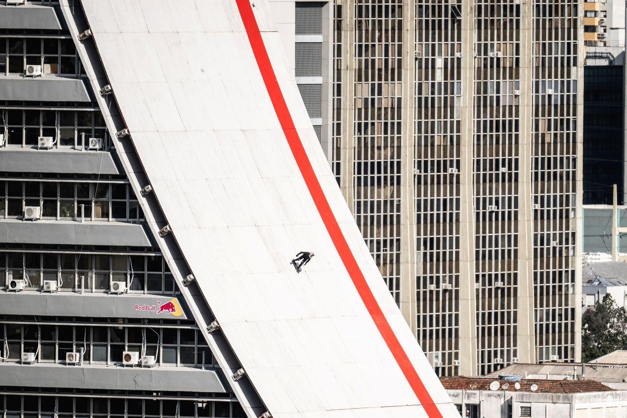 滑板|50歲巴西選手Sandro Dias征成功滑下70米高、相當於22層樓的弧形外牆,並以每小時103公里的速度滑行,全程只有8秒。(路透社)