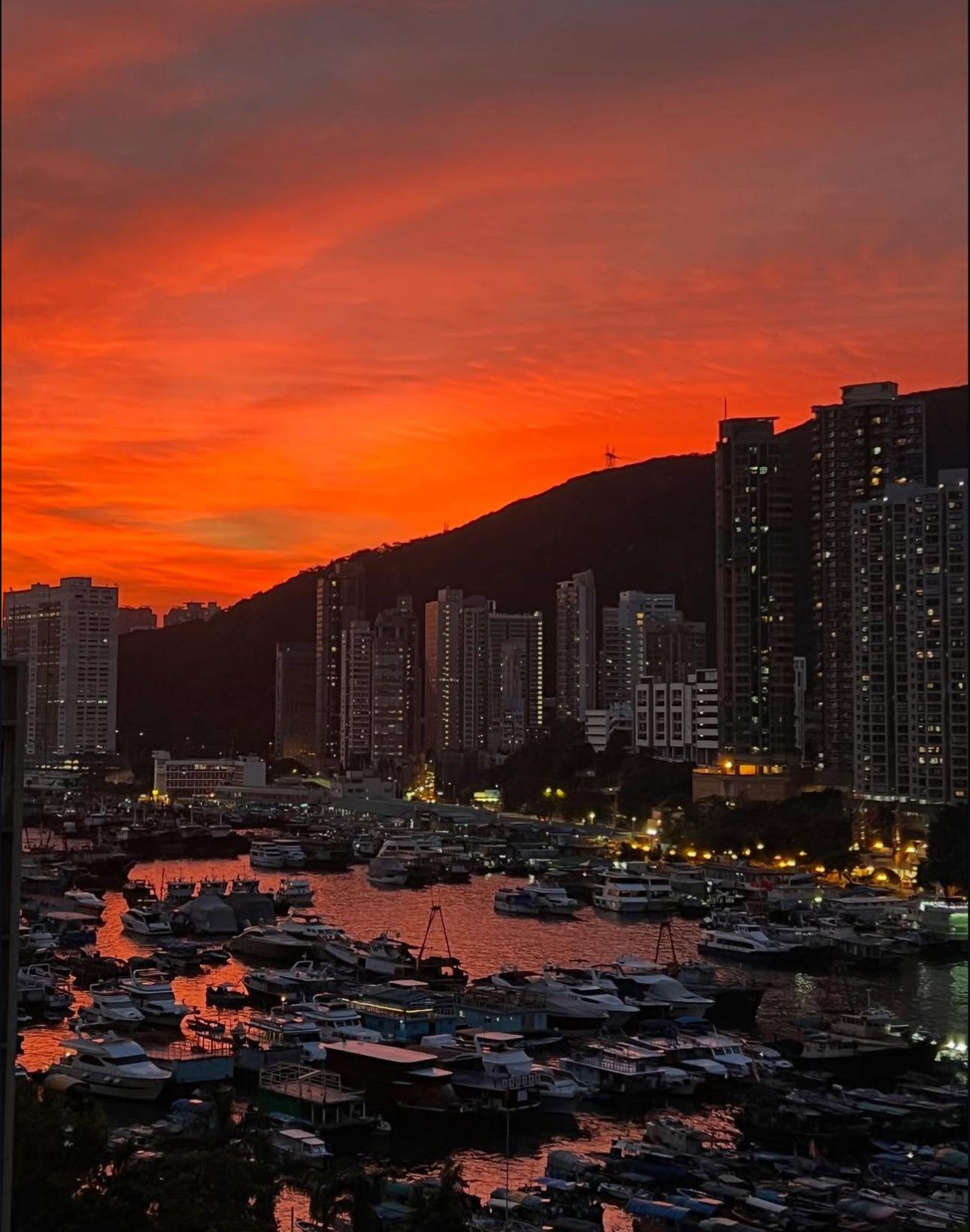 袁嘉敏單位外望的無敵海景加上日落,相當吸引。