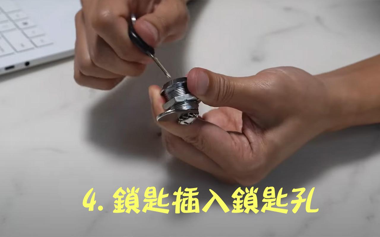 4. 最後,信箱鎖匙可以插入鎖匙孔,轉動信箱鎖,將鎖脷轉動上去時,代表鎖著,隨後打開就可以開啟鎖頭。