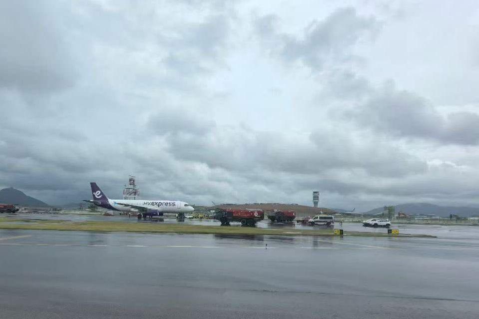 香港快運UO235在香港國際機場安全降落後發生偏離。航機其後停留在滑道上,乘客可安全有序地離開機艙。機上共有137名乘客及機組人員,無接獲任何乘客的受傷報告 FB群組「香港機場實況討論區」