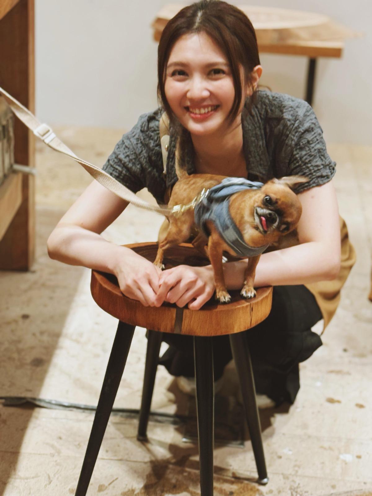 黃妍本身是個愛狗之人。