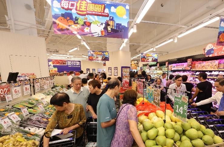 百佳超級市場大埔富蝶商場新店開業,屈臣氏集團香港零售行政總裁區文慧(右一)與百佳超級市場董事總經理吳逸群(左一)主持剪綵儀式。(屈臣氏集團提供)