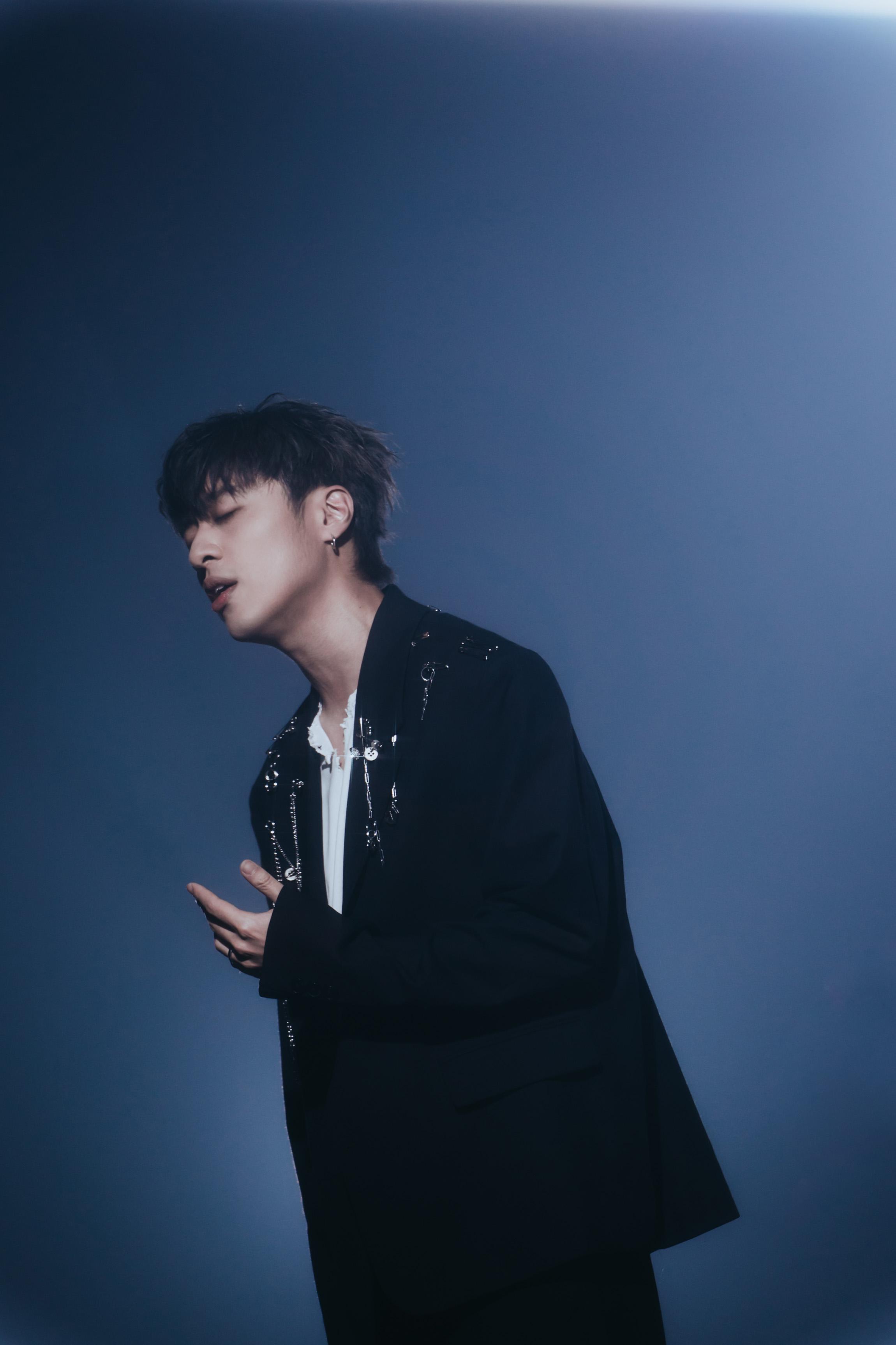 《距。離》的製作班底,有陳考威、黃少雍、W.LIN、廖文強共同參與,台灣人氣樂團「理想混蛋」亦有獻聲。