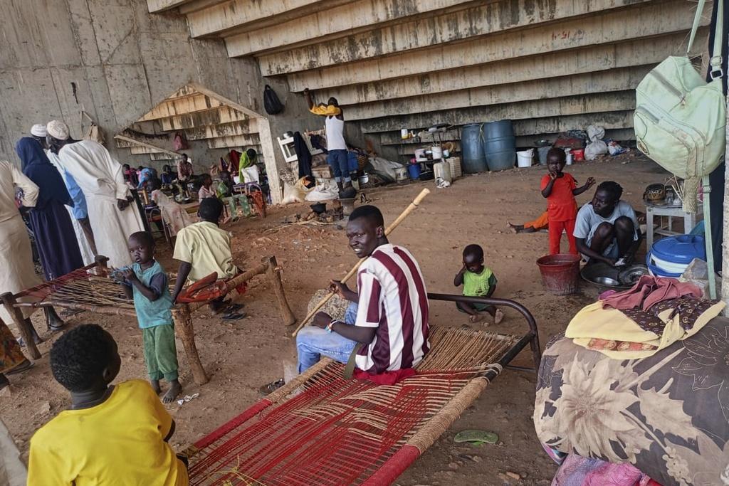 蘇丹內戰不止又遭遇嚴重天災。圖為流離失所的平民在南科爾多凡省(South Kordofan)避難。(美聯社)