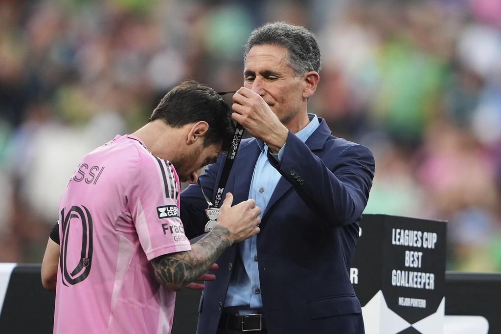 美斯領取亞軍的獎牌。(美聯社)