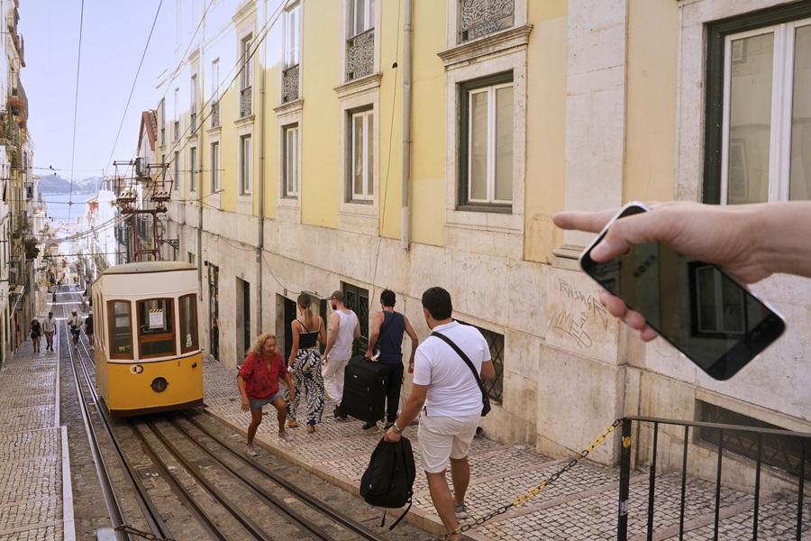 葡萄牙里斯本纜車出軌增至17死 傷者來自南韓德國等地