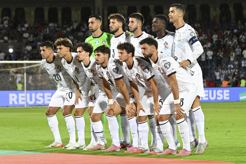 今場是迪奧高祖達7月車禍身亡後,葡萄牙國家隊首次作賽,賽前雙方球員默哀一分鐘。(美聯社)