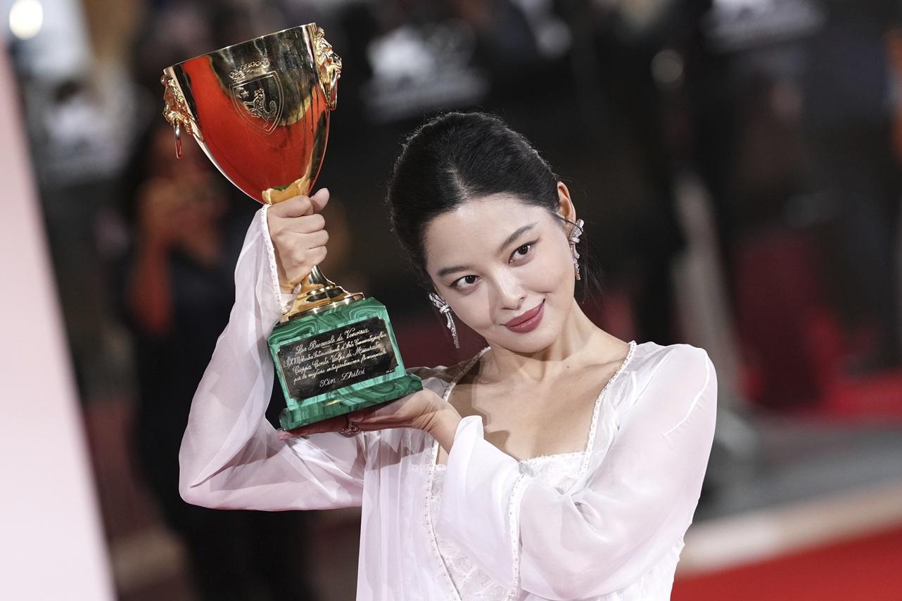 辛芷蕾在台上致詞時,鼓勵所有女孩勇敢追夢。