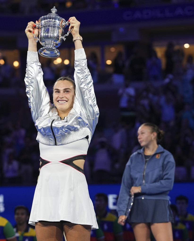 莎巴蘭卡(Aryna Sabalenka)擊敗艾莉絲莫娃(Amanda Anisimova),衛冕美國網球公開賽女單冠軍。(美聯社)