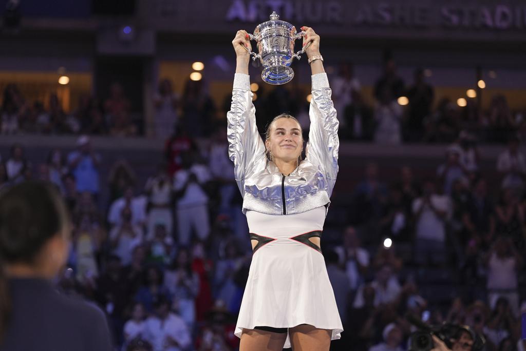 莎巴蘭卡(Aryna Sabalenka)擊敗艾莉絲莫娃(Amanda Anisimova),衛冕美國網球公開賽女單冠軍。(美聯社)