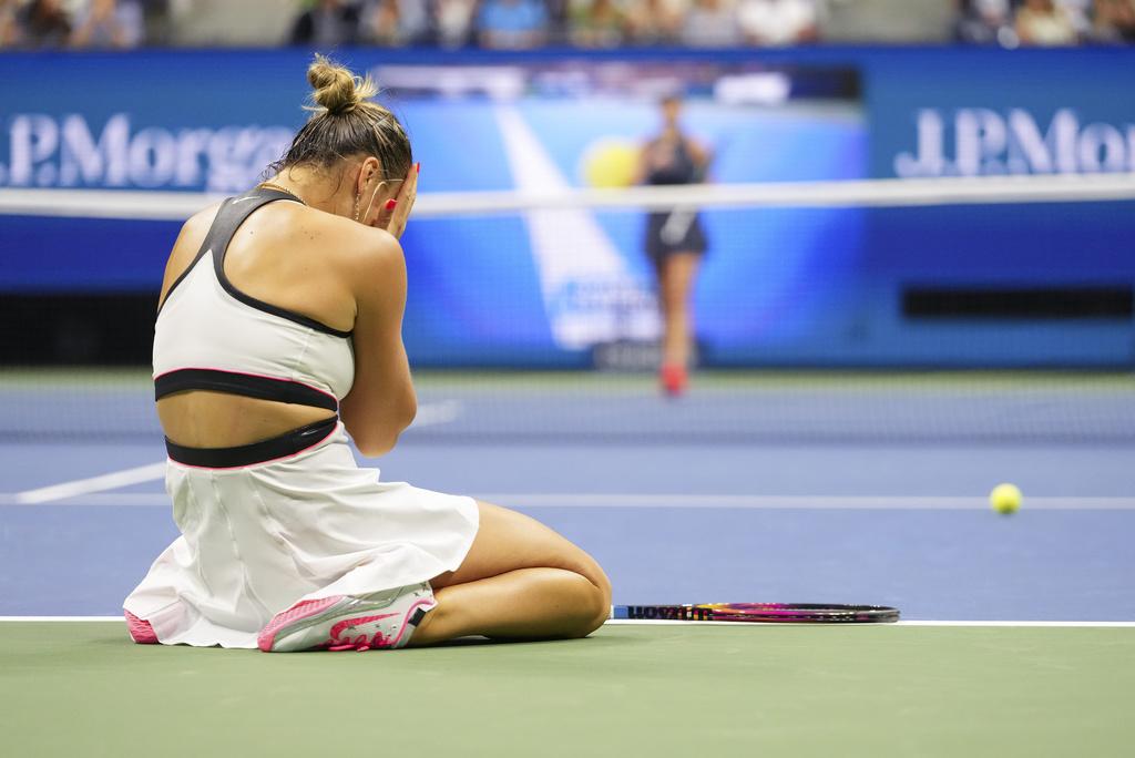 莎巴蘭卡(Aryna Sabalenka)擊敗艾莉絲莫娃(Amanda Anisimova),衛冕美國網球公開賽女單冠軍。(美聯社)