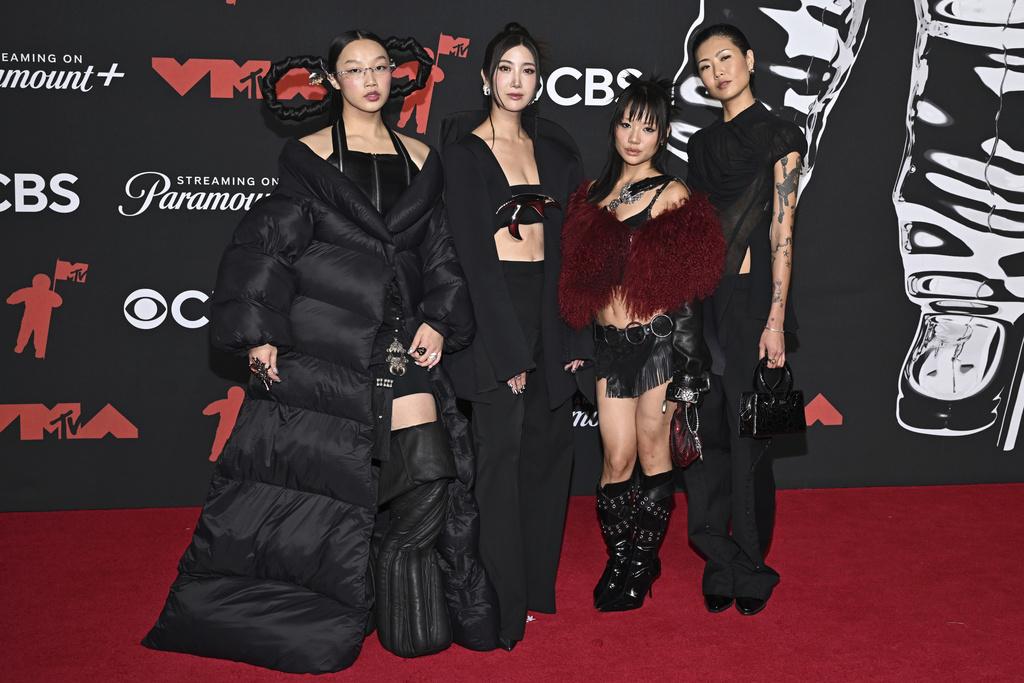 HUNTR/X 3位女主唱(左起)Audrey Nuna、Ejae、Rei Ami,以及韓裔模特兒May Hong,前日出席《VMA》頒獎禮。