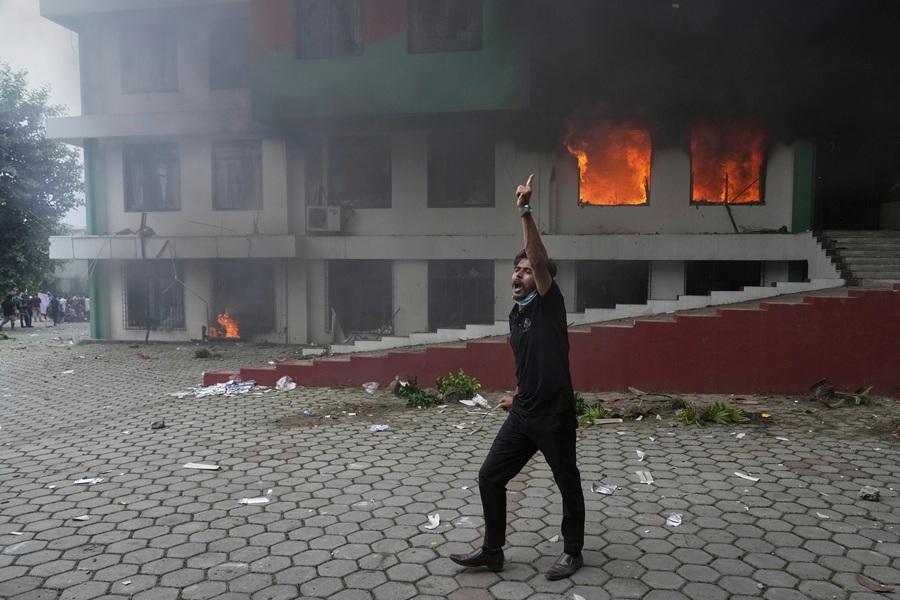尼泊爾示威升溫民眾衝擊國會 總理宣布辭職 風暴緣自權貴子女炫富