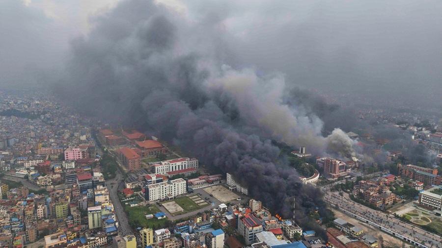 尼泊爾示威|前總理妻子活活燒死 軍隊進駐加德滿都平亂