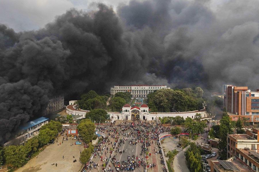 尼泊爾示威|前總理妻子活活燒死 軍隊進駐加德滿都平亂