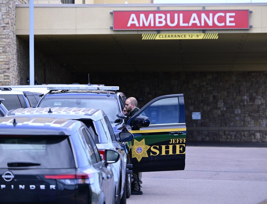 科羅拉多州一所高中也傳出槍響,一名青少年在丹佛市(Denver)附近的一所高中開槍射擊,造成2名學生受傷。(美聯社)