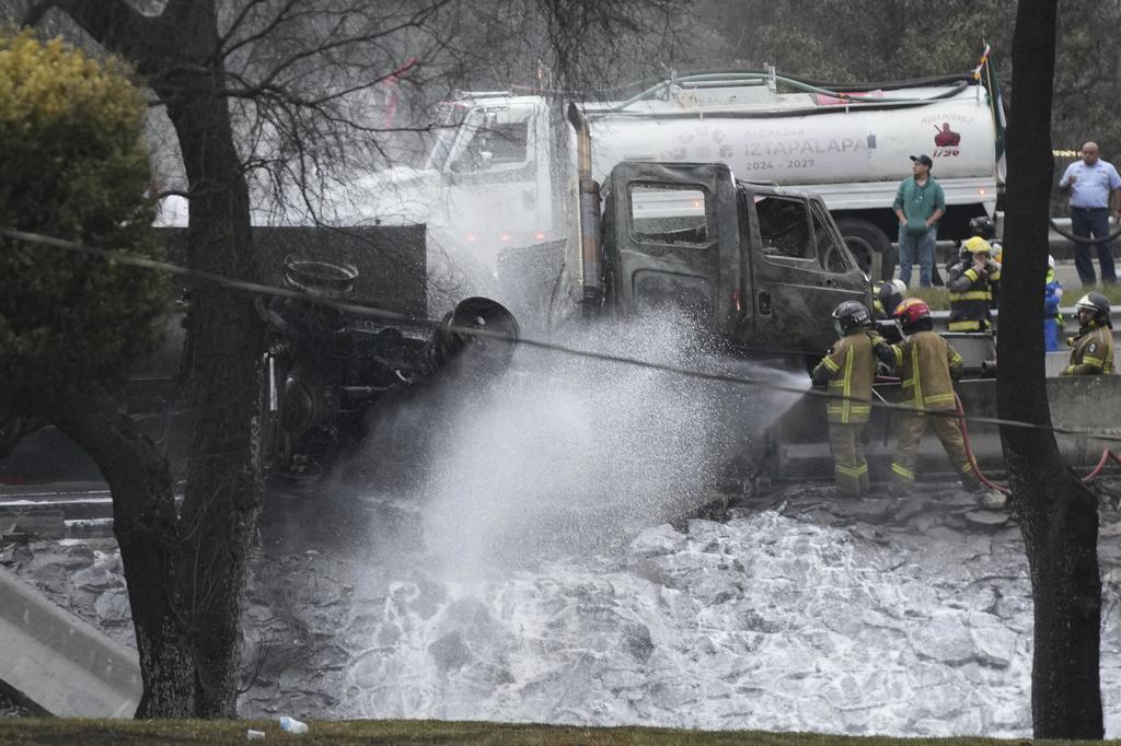 墨西哥運載天然氣貨車反車爆炸,波及多部車輛,最少釀3死70傷。(美聯社)
