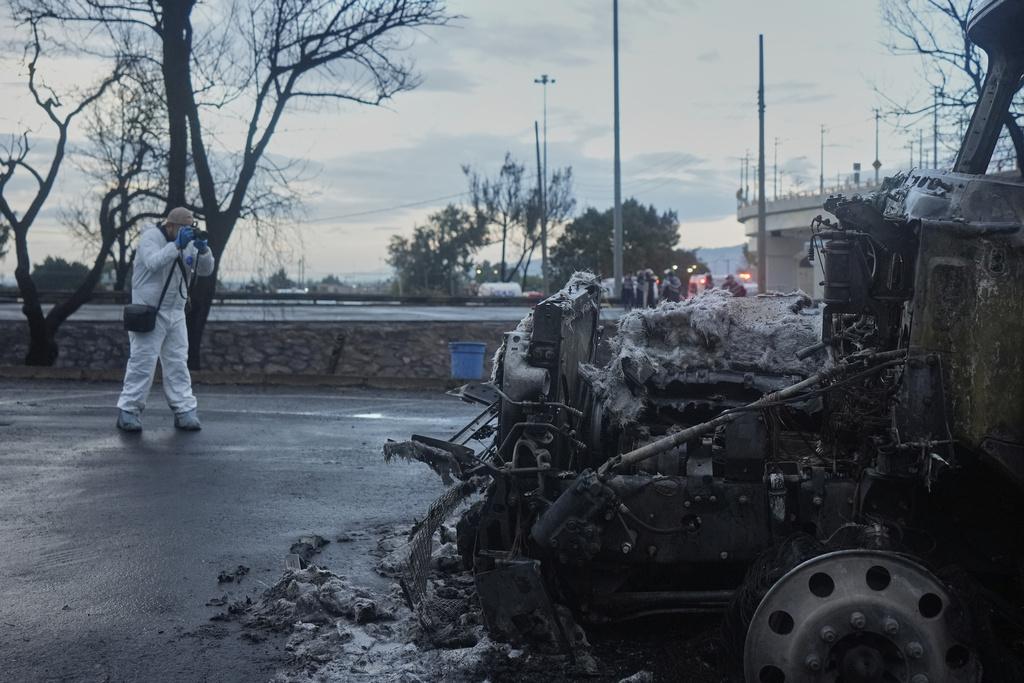 墨西哥運載天然氣貨車在高速公路上反車再爆炸。(美聯社)