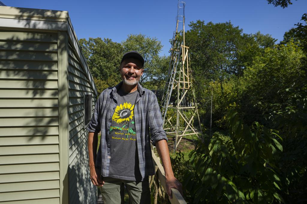 美國烏克蘭移民巴比奇種出全球最高的向日葵,象徵他對祖國烏克蘭的愛。(美聯社)