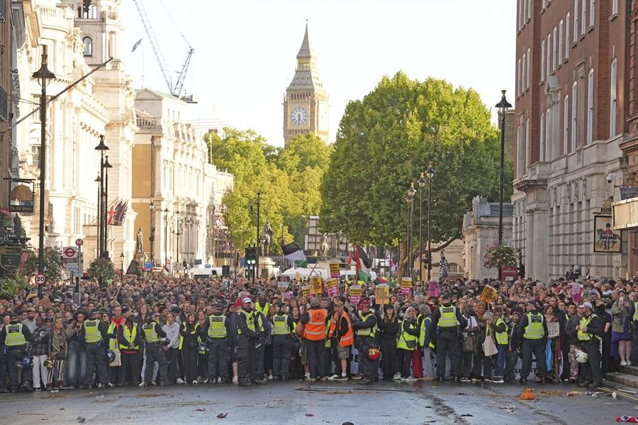 倫敦反移民集會出乎預料達15萬人參與 發起人是誰?