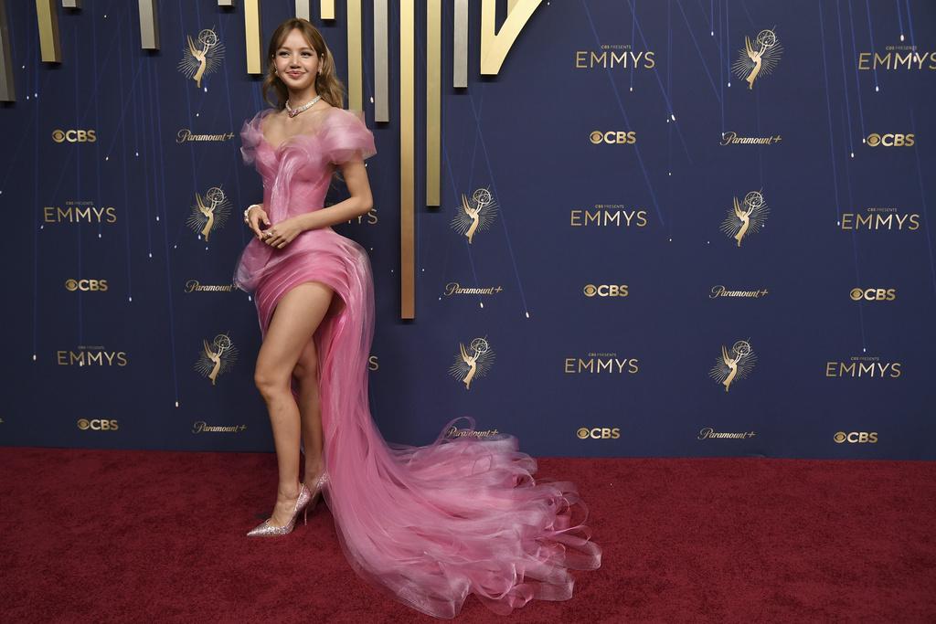 BLACKPINK成員Lisa粉紅紗裙曬玉腿現身。 (美聯社)