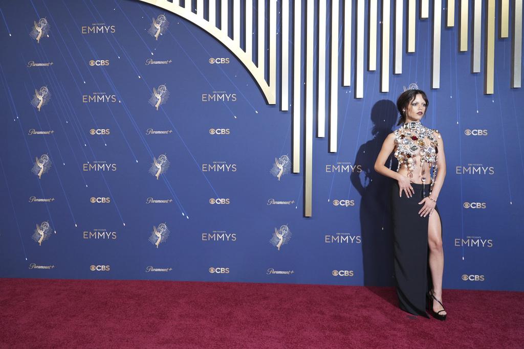 艾美獎2025|《星期三》女主角珍娜奥蒂嘉在盛會紅地毯上已搶盡風頭。(美聯社)