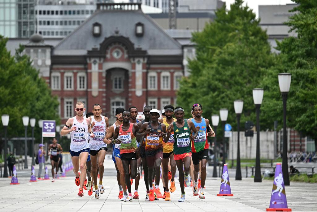 馬拉松賽事經過東京車站前。(美聯社)