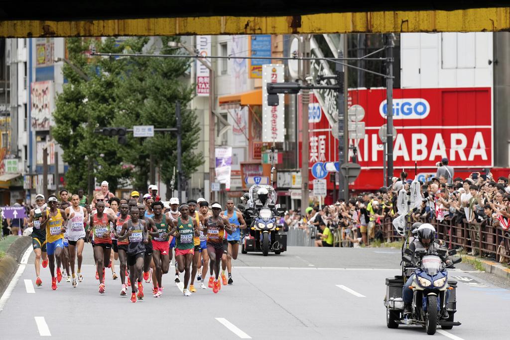 馬拉松賽事通過秋葉原萬世橋。(美聯社)