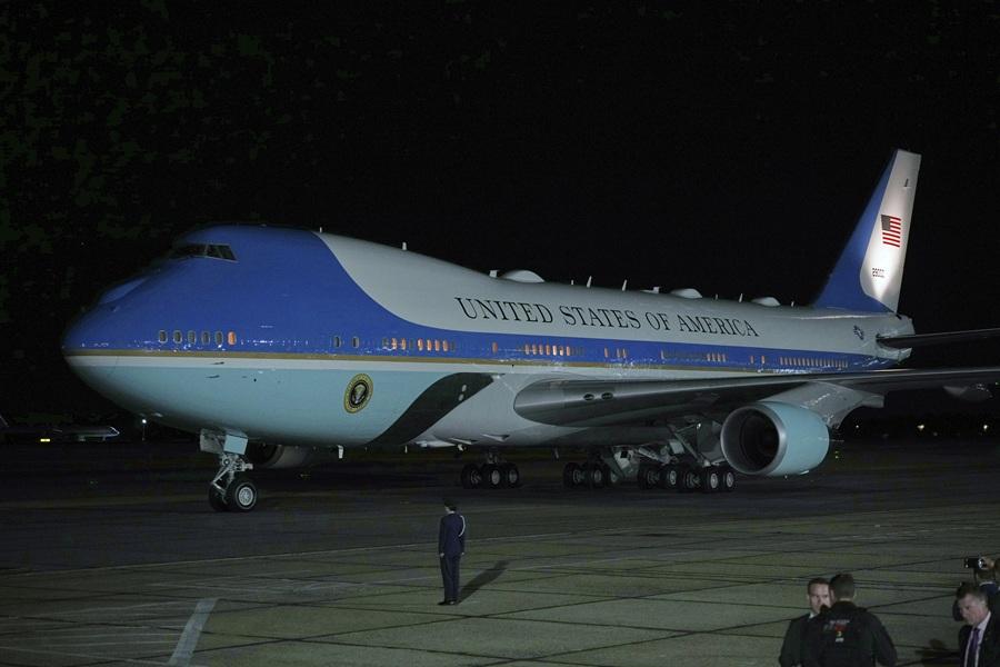 客機太過靠近特朗普專機 控制塔斥責機師「不要看iPad」